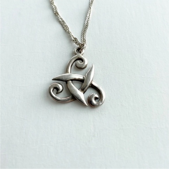 Celtic sterling silver Triskele pendant necklace Earth Sky Sea symbol Triqueta - Picture 3 of 10
